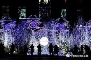 灯光下的圣诞节,温馨佳节共欢庆