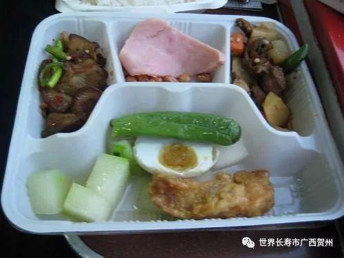 开局就失业：返乡途中卖盒饭